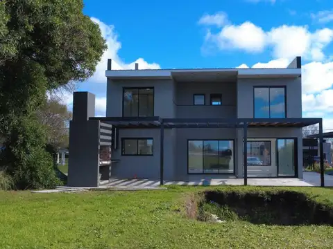 Casa 4 ambientes con 2 baños