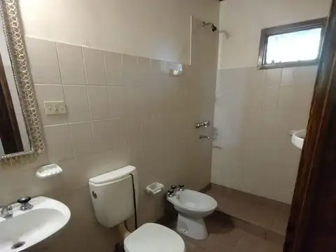 Casa 6 ambientes con 1 baño