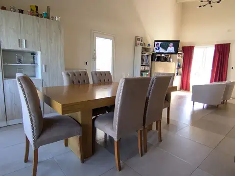 Casa 4 ambientes con 2 baños