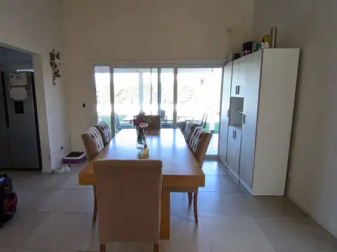 CASA 4 AMB CON PILETA Y GALERIA