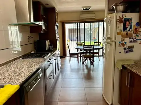 Casa 6 ambientes con 3 baños