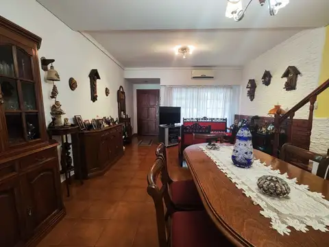Casa 4 ambientes con 2 baños