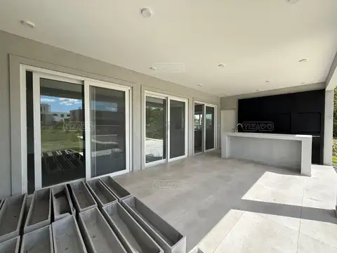 Casa 6 ambientes con 5 baños