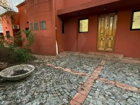 Precio de Oportunidad: Casa de 4 Dormitorios con Quincho Independiente en El Carmencito