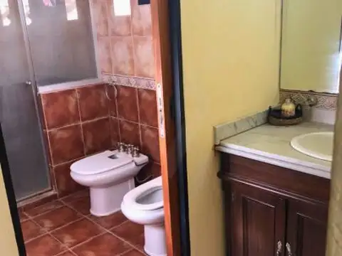 Precio de Oportunidad: Casa de 4 Dormitorios con Quincho Independiente en El Carmencito