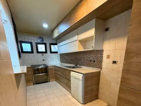 Precio de Oportunidad: Casa de 4 Dormitorios con Quincho Independiente en El Carmencito