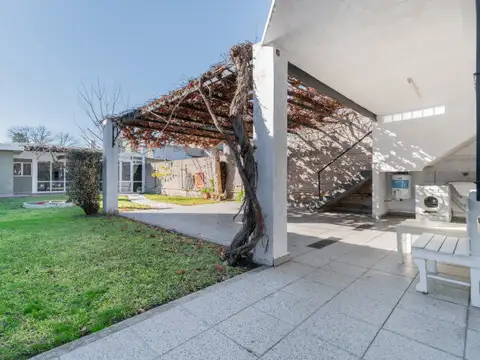 Venta Casa de 4 Ambientes, jardín, quincho y cochera. Apto Credito.  Lomas Este.