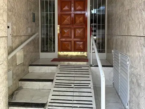 DPTO 2 AMB. 2 PISO LATERAL MUY LUMINOSO A METROS DE CENTRO COMERCIAL Y GASTRONOMICO