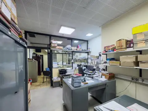 EXCELENTE DEPOSITO Y OFICINAS EN PLENO CENTRO COMERCIAL DE W