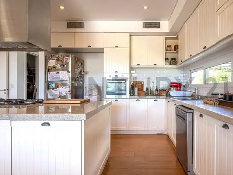 Casa 7 ambientes con 4 baños