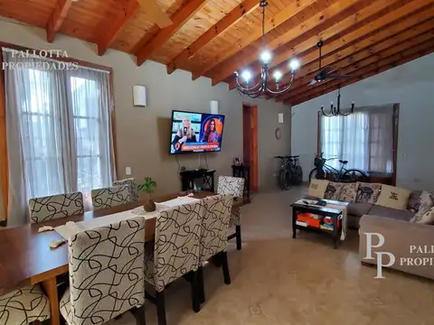 Casa 4 ambientes con 2 baños