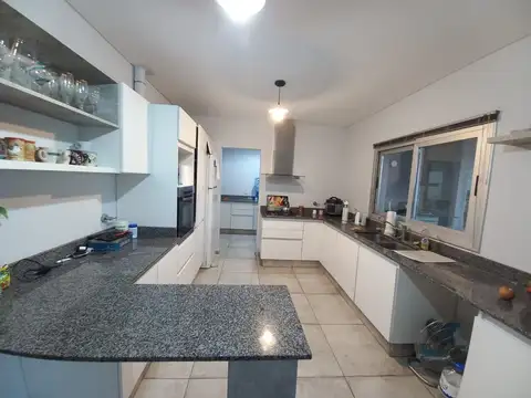 Casa 8 ambientes con 2 baños