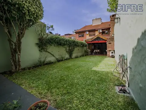 Triplex 5 ambientes con quincho, parrila y cochera en Villa Pueyrredón