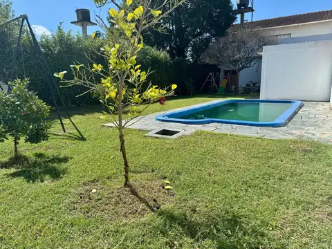 VENTA DE CASA EN JOSE C. PAZ CON LOCALES, CON AMPLIO JARDÍN
