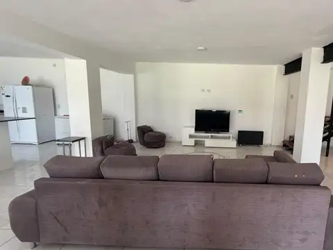 CASA QUINTA PARA EVENTOS Y FINES DE SEMANA CON PILETA, JACUZZI Y PLAYROOM EN ROLDÁN