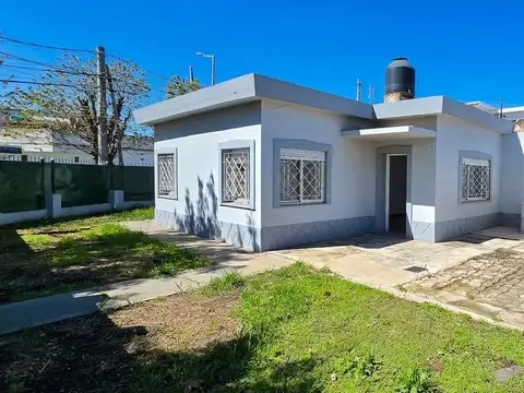 VENTA PH TRES AMBIENTES Y DEPENDENCIA  CON JARDIN COCHERA PATIO Y PARRILLA- CASTELAR
