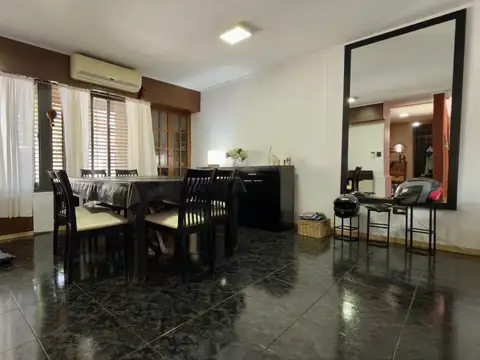 Casa 6 ambientes con 2 baños
