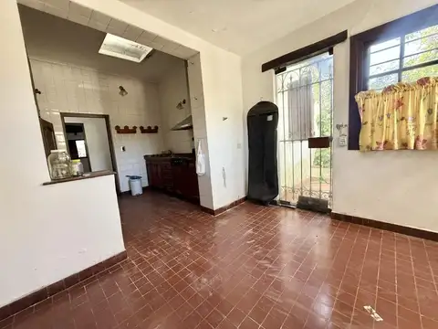 Casa 5 ambientes al fondo. Excelente ubicación