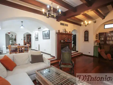 Casa 10 ambientes con 3 baños