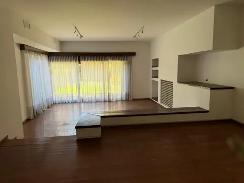 VENTA CASA EN ROGELIO MARTÍNEZ. 4 DORM. COCHERA Y QUINCHO