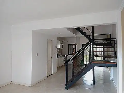 Triplex - 3 dormitorios - Jardin - Cochera - APTO CREDITO.