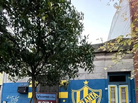 Galpón en excelente zona para uso comercial.