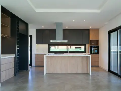 Casa 5 ambientes con 3 baños