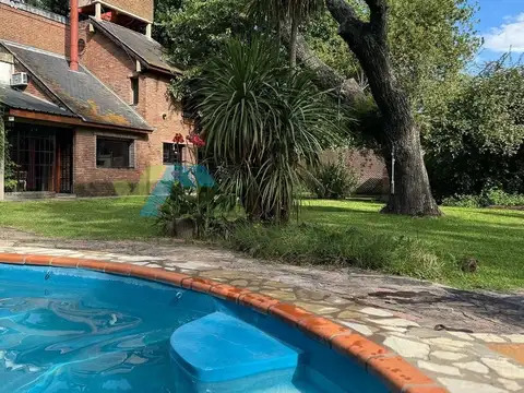 Casa en Venta con 2 cocheras