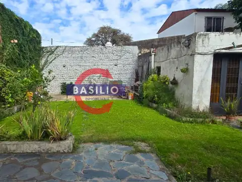 VENTA CASA 4 AMBIENTES EN LOTE PROPIO CON JARDÍN Y GARAGE - VILLA ADELINA