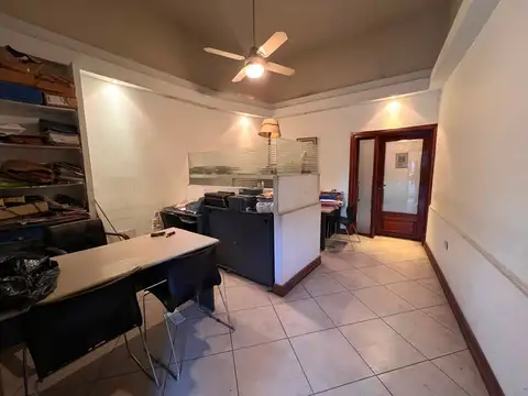 Casa 15 ambientes con 4 baños