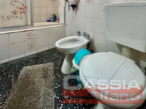 CASA MULTIFAMILIAR SOBRE AMPLIO LOTE TODOS LOS SERVICIOS EN UNA PLANTA