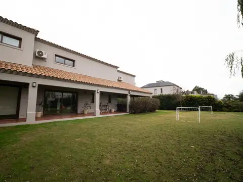 Casa en Venta con 4 cocheras
