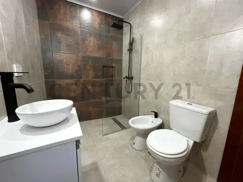 CASA EN VENTA EN LA PLATA PH RECICLADO 2 DORMITORIOS
