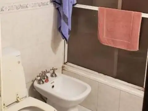 Casa 6 ambientes con 2 baños