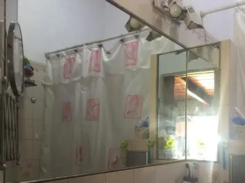 Casa 6 ambientes con 2 baños