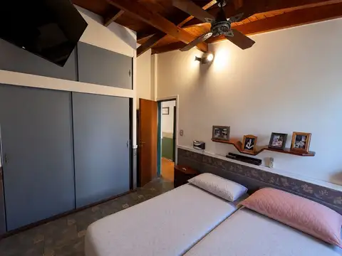 Casa 6 ambientes con 2 baños