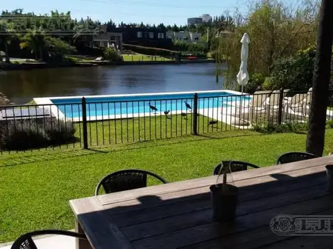 Casa en venta a la laguna con 5 dormitorios en Los Sauces