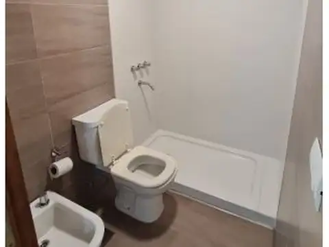PICHINCHA. ALQUILO ALVEAR 126 BIS.DEPTO 1 DORM. PB CON PATIO