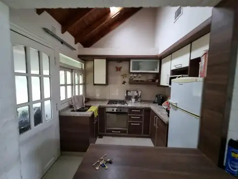 Casa en Alquiler con 2 cocheras