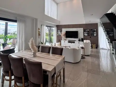 Casa 5 ambientes con 4 baños