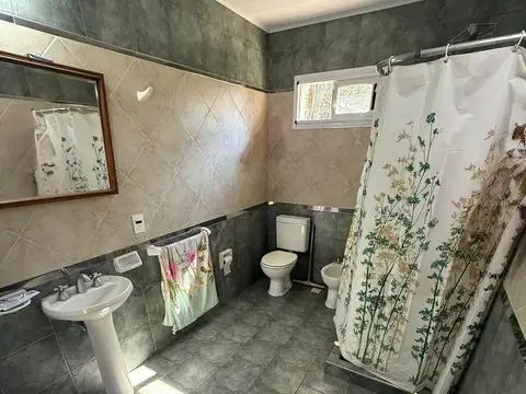 Casa en Venta con Casa de Huéspedes - Barrio Los Pinos - Exaltación de la Cruz