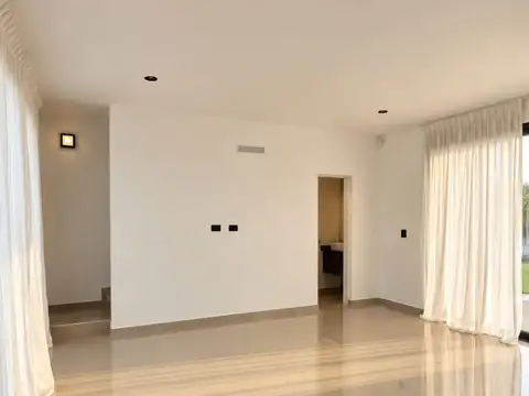 Casa en Alquiler con 2 cocheras