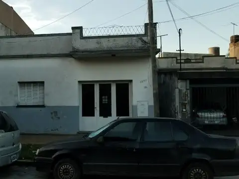 EN VENTA EN CASEROS 2 CASAS JUNTAS AL FONDO CON ENTRADA POR PASILLO - FICHA 7646