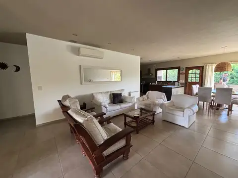 Casa en Alquiler con 4 cocheras