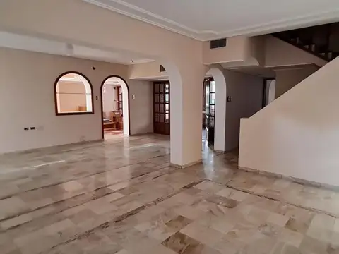 Venta Casa Rosario. Amplisima Pileta.  Dos cocheras. Permuta / Financiación.