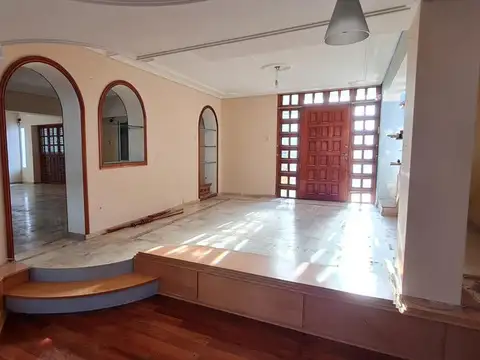 Venta Casa Rosario. Amplisima Pileta.  Dos cocheras. Permuta / Financiación.
