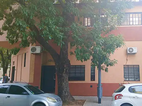 Excelente PH de 4 amb, entrada independiente, gran quincho, terraza y patio. Reciclado a nuevo.