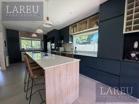 Casa 4 ambientes con 2 baños