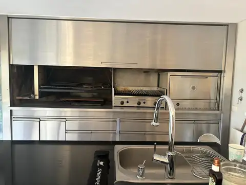 Moderna casa en 4 plantas estilo francés en la Reserva Urbana de Dorrego, Quilmes