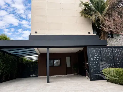 Casa 8 ambientes con 3 baños